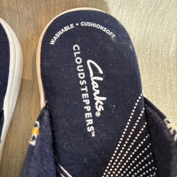 CLARKS CLOUDSTEPPER Sz 8 Slip On Comfort Mules With Daisies - Picture 4 of 9